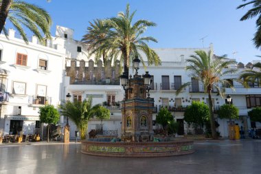 VEJER DE LA FRONTERA, İSPA - 09 Temmuz 2022: İspanya 'nın güzel beyaz köyü Vejer de la Frontera' nın tarihi merkezinde güneş doğarken, Cadiz, Endülüs, İspanya