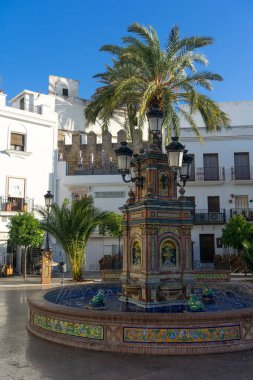 VEJER DE LA FRONTERA, İSPA - 09 Temmuz 2022: İspanya 'nın güzel beyaz köyü Vejer de la Frontera' nın tarihi merkezinde güneş doğarken, Cadiz, Endülüs, İspanya