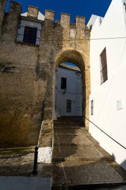 Güneşli bir günde beyaz bir kasaba olan Vejer de la Frontera 'nın eski taş duvarları Cadiz, Endülüs, İspanya