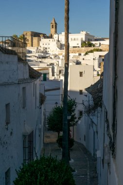 Günbatımında beyaz güzel köy Vejer de la Frontera Divino ve Salvador kilisesinin panoramik manzarası, Cadiz eyaleti, Endülüs, İspanya