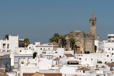 Günbatımında beyaz güzel köy Vejer de la Frontera Divino ve Salvador kilisesinin panoramik manzarası, Cadiz eyaleti, Endülüs, İspanya