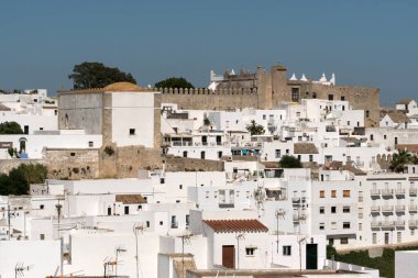 Günbatımında beyaz güzel köy Vejer de la Frontera Divino ve Salvador kilisesinin panoramik manzarası, Cadiz eyaleti, Endülüs, İspanya