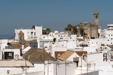Günbatımında beyaz güzel köy Vejer de la Frontera Divino ve Salvador kilisesinin panoramik manzarası, Cadiz eyaleti, Endülüs, İspanya