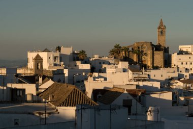 Günbatımında beyaz güzel köy Vejer de la Frontera Divino ve Salvador kilisesinin panoramik manzarası, Cadiz eyaleti, Endülüs, İspanya