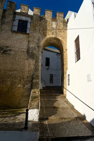 Güneşli bir günde beyaz bir kasaba olan Vejer de la Frontera 'nın eski taş duvarları Cadiz, Endülüs, İspanya