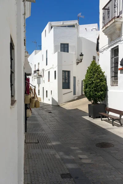 VEJER DE LA FRONTERA, İSPA - 08 Temmuz 2022: Güneşli bir günde, İspanya 'nın Endülüs kenti Cadiz' de, beyaz güzel Vejer de la Frontera köyünün tarihi merkezinde güzel bir cadde
