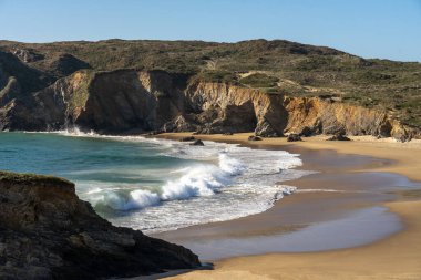 Galiçya 'nın Rias Altas turistik bölgesinde gün batımında Meiras kıyıları, Valdovino, Meiras, İspanya.