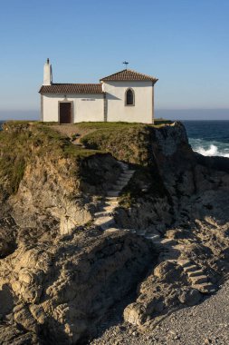 Günbatımında Galiçya 'nın Rias Altas turistik bölgesinde Virxe do Porto (Valdovino) inziva ve uçurumları, Meiras, İspanya.