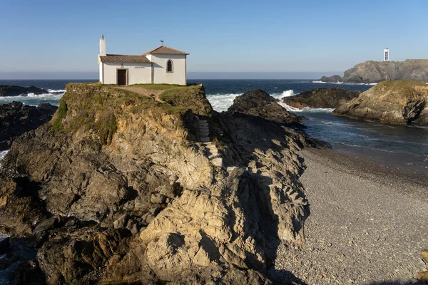 西班牙Meiras的Virxe Porto Valdovino 隐居所和Punta Frouxeira灯塔 日落时位于加利西亚Rias Altas旅游区的悬崖上 — 图库照片