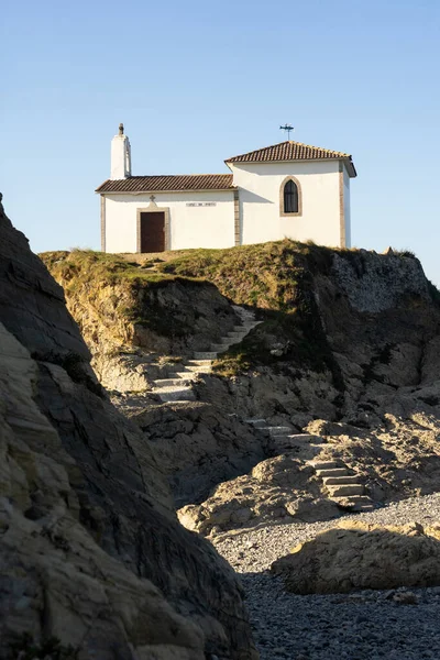 西班牙Meiras的Virxe Porto Valdovino 隐居地和日落时加利西亚Rias Altas旅游区的悬崖 — 图库照片