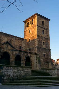 AVİL, İSPAN - 11 Şubat 2023: güzel İspanya 'nın Asturias kentindeki eski Aviles kentindeki San Nicolas de Bari Kilisesi.