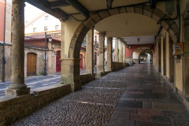 AVILES, SPAIN - 11 Şubat 2023: güneşli bir günde atari salonlarıyla güzel Aviles şehrinin eski güzel Galiana caddesi.