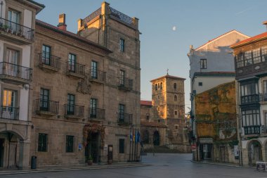 AVILES, İspanya - 11 Şubat 2023: San Nicolas de Bari Kilisesi ve İspanya 'nın güzel şehri Asturias' taki eski Avils Sarayı.