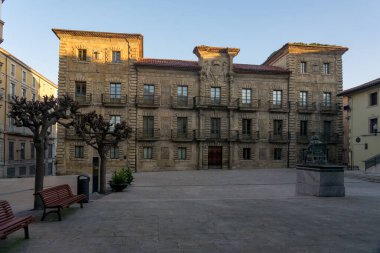 AVILES, SPAIN - 11 Şubat 2023: tarihi atari salonlarının alacakaranlıkta aydınlatıldığı, güzel Aviles kentinin eski Rivero caddesi, İspanya 'nın Asturias kentinde.