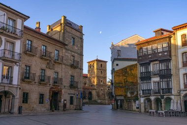 AVILES, İspanya - 11 Şubat 2023: San Nicolas de Bari Kilisesi ve İspanya 'nın güzel şehri Asturias' taki eski Avils Sarayı.