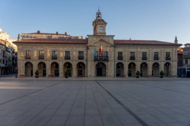 AVILES, SPAIN - 11 Şubat 2023: İspanya 'nın başkenti Asturias, İspanya' daki tarihi atari binaları ile birlikte Aviles 'in eski bir kasabasındaki belediye binası.