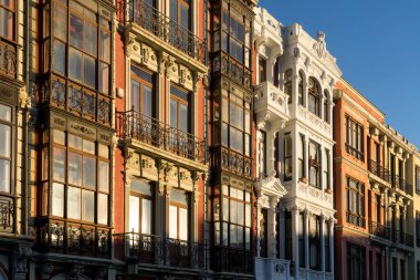 Güneşli bir günde, İspanya 'nın Asturias şehrinde, Aviles şehrinin eski güzel tarihi binaları.