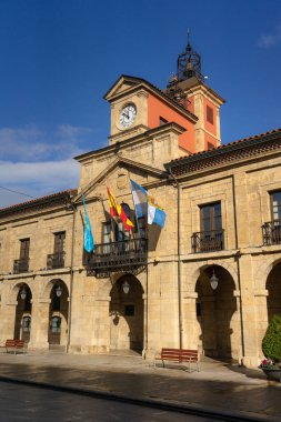 AVILES, SPAIN - 11 Şubat 2023: İspanya 'nın başkenti Asturias, İspanya' daki tarihi atari binaları ile birlikte Aviles 'in eski bir kasabasındaki belediye binası.