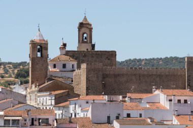 Güzel Fregenal de la Sierra köyünün, baştan çıkarıcı kalesi ve kilisesi ile panoramik manzarası. Helva, Endülüs, İspanya.