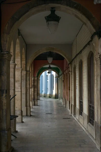 Aviles スペイン 2023年2月11日 晴れた日にアーケードを持つ歴史的な建物とエイヴレスの美しい街の古い町の美しい通り アストゥリアス州 スペイン — ストック写真