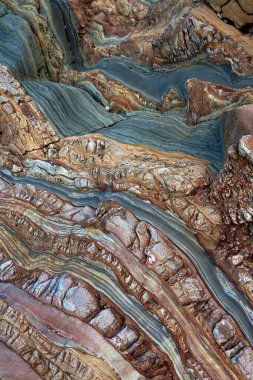 İspanya 'nın kuzeyinde, Asturias' taki sessiz plajda (playa del Silencio) renkli kaya oluşumlarının doğal kaya dokusu.