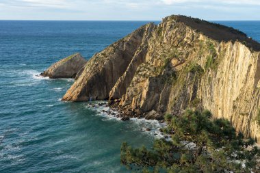 SIlencio (sessizlik) Asturias 'taki sahil kayalıkları gün batımında manzarada