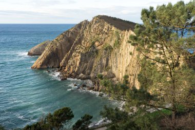 SIlencio (sessizlik) Asturias 'taki sahil kayalıkları gün batımında manzarada