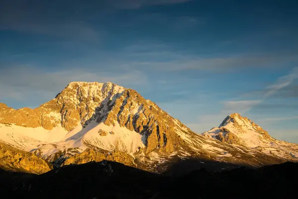 stock image Snow-covered Pea Ubina massif in the Natural Park of Babia y Luna at sunset, province of Leon, Castilla y Leon, Spain.