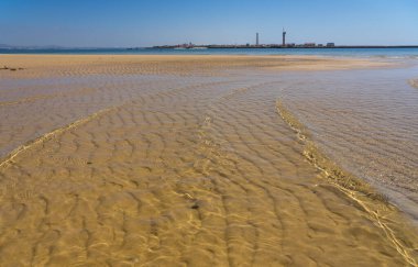 Portekiz 'in Algarve bölgesindeki Formosa haliç doğal parkında ıssız bir adada plaj.