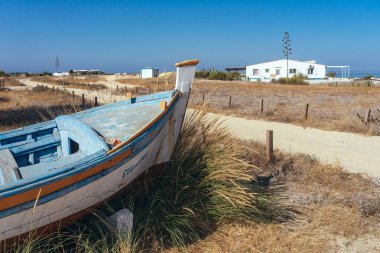 CULATRA, PORTUGAL - 04 Temmuz 2022: Güneşli bir günde Culatra adasında geleneksel balıkçı tekneleri. Olhao, Algarve bölgesi, Portekiz.
