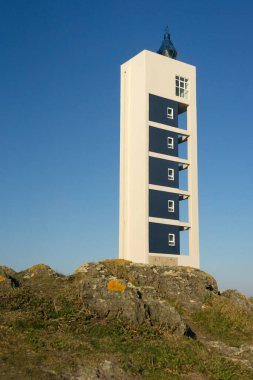 Güneşli bir günde gün batımında Galiçya sahilinde Frouxeira deniz feneri. A Coruna, İspanya.