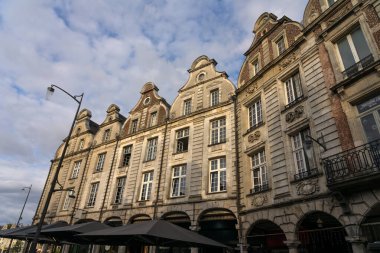ARRAS, FRANCE - 13 Temmuz 2023: Güzel Kahramanlar Meydanı, UNESCO 'nun Dünya Mirası Alanı ve Fransa' nın Arras kentindeki tarihi barok binaları.