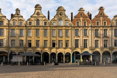 ARRAS, FRANCE - 13 Temmuz 2023: Güzel Kahramanlar Meydanı, UNESCO 'nun Dünya Mirası Alanı ve Fransa' nın Arras kentindeki tarihi barok binaları.