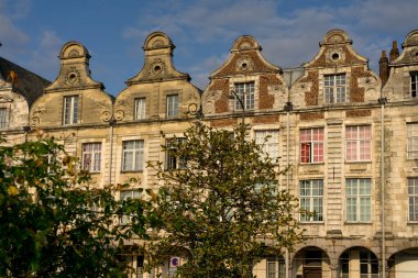 ARRAS, FRANCE - 13 Temmuz 2023: Fransa 'nın Arras kentindeki tarihi barok binalarıyla UNESCO' nun Dünya Mirası Meydanı.