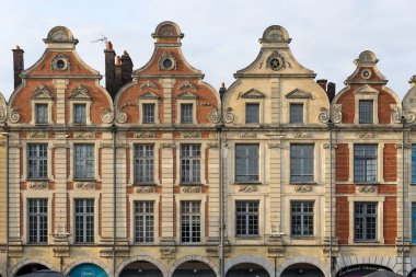 ARRAS, FRANCE - 13 Temmuz 2023: Güzel Kahramanlar Meydanı, UNESCO 'nun Dünya Mirası Alanı ve Fransa' nın Arras kentindeki tarihi barok binaları.