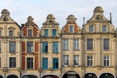 ARRAS, FRANCE - 13 Temmuz 2023: Güzel Kahramanlar Meydanı, UNESCO 'nun Dünya Mirası Alanı ve Fransa' nın Arras kentindeki tarihi barok binaları.