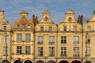 ARRAS, FRANCE - 13 Temmuz 2023: Güzel Kahramanlar Meydanı, UNESCO 'nun Dünya Mirası Alanı ve Fransa' nın Arras kentindeki tarihi barok binaları.