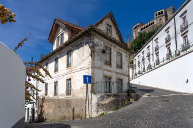 LEIRIA, PORTUGAL - 27 AĞUSTOS 2023: güneşli bir günde Leiria şehrindeki güzel bir cadde. Portekiz.