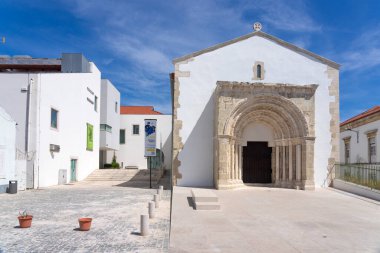 LEIRIA, PORTUGAL - 27 AĞUSTOS 2023: güneşli bir günde Leiria şehrindeki San Pedro Kilisesi. Portekiz.