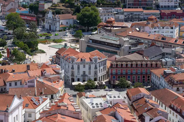 LEIRIA, PORTUGAL - 27 AĞUSTOS 2023: Güneşli bir günde kaleden beri Leiria şehrinin havadan görünüşü. Portekiz.