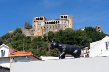 LEIRIA, PORTUGAL - 27 AĞUSTOS 2023: güneşli bir günde Leiria Kalesi ve ünlü kara kedi manzarası. Portekiz.