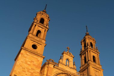San Juan y San Pedro de Renueva Kilisesi Eski Leon kasabasında günbatımında, İspanya.