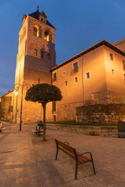 Len, İspanya 'nın eski bir kasabasındaki San Isidoro Kilisesi geceleri aydınlanıyor..