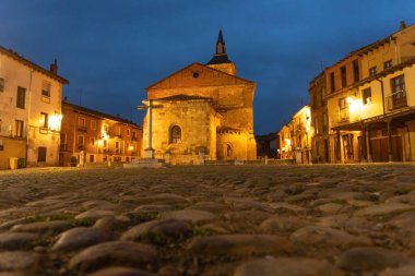 LEON, İSPAN - 02 Mart 2022 İspanya 'nın Leon şehrinde gece yarısı Grano Meydanı Nuestra Senora del Mercado Kilisesi ile