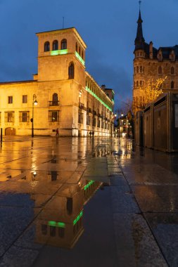 LEON, SPAIN - 22 HAZİRAN 2021 Los Guzman Sarayı İspanya 'nın Leon, Castilla y Leon şehrinde bir yüzeye yansıdı..