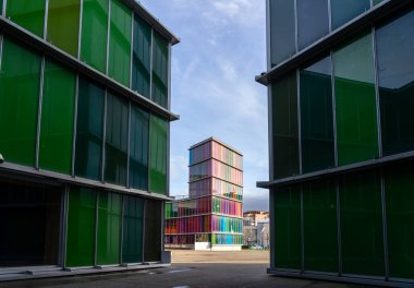 LEON, İspanya - 16 Şubat 2021: Çağdaş Sanat Müzesi (MUSAC) Leon, Castilla y Leon, İspanya 'daki bir su birikintisini yansıttı.