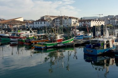 SAINT JEAN DE LUZ, FRANCE - EYLÜL 04, 2022: Frech Bask ülkesindeki güzel Saint Jean de Luz köyünün gün batımında limanı.