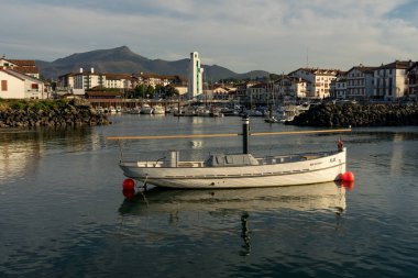 SAINT JEAN DE LUZ, FRANCE - EYLÜL 04, 2022: Frech Bask ülkesindeki güzel Saint Jean de Luz köyünün gün batımında limanı.