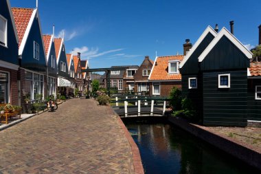 Güneşli bir günde tipik evleri olan Volendam 'ın güzel balıkçı köyü. Hollanda.