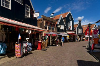 VOLENDAM, NETHERLANDS - Temmuz 07, 2023: Güneşli bir günde tipik evleri ile güzel bir balıkçı köyü Volendam. Hollanda.